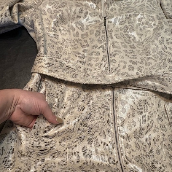 Sharon Young Ivory & Gray Animal Print belted jacket w/ front pockets size M - Picture 8 of 12